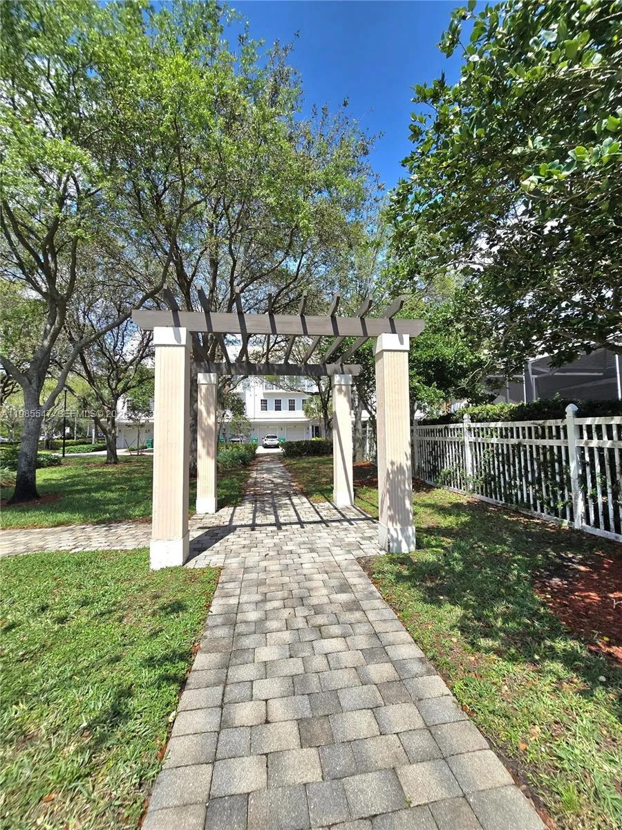 6841 N Lakeside Cir N # 1, Davie FL 33314