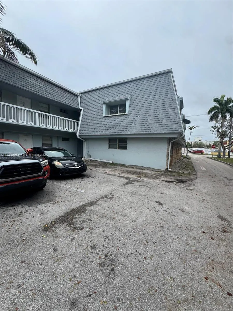 4251 NW 5th St # 106, Plantation FL 33317