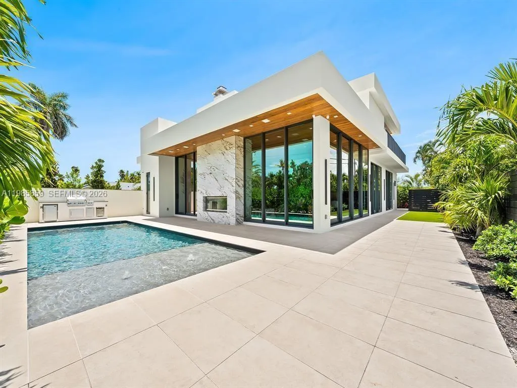 2657 NE 34th St, Fort Lauderdale FL 33306