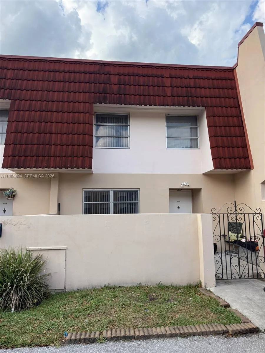 4136 Inverrary Dr # 15C, Lauderhill FL 33319