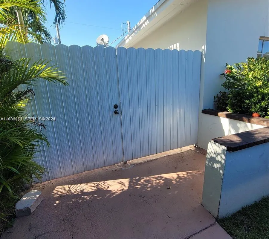 12305 SW 42nd St, Miami FL 33175