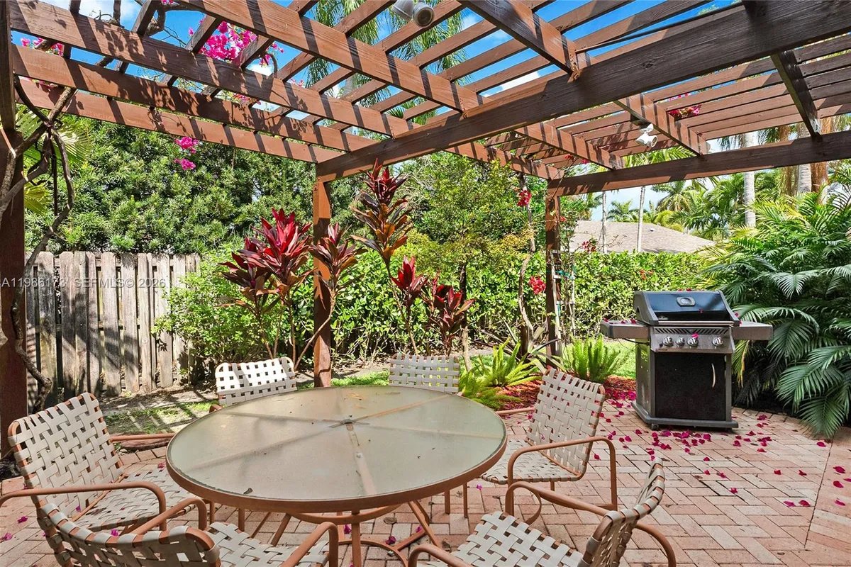 2011 NE 211th Ter, Miami FL 33179