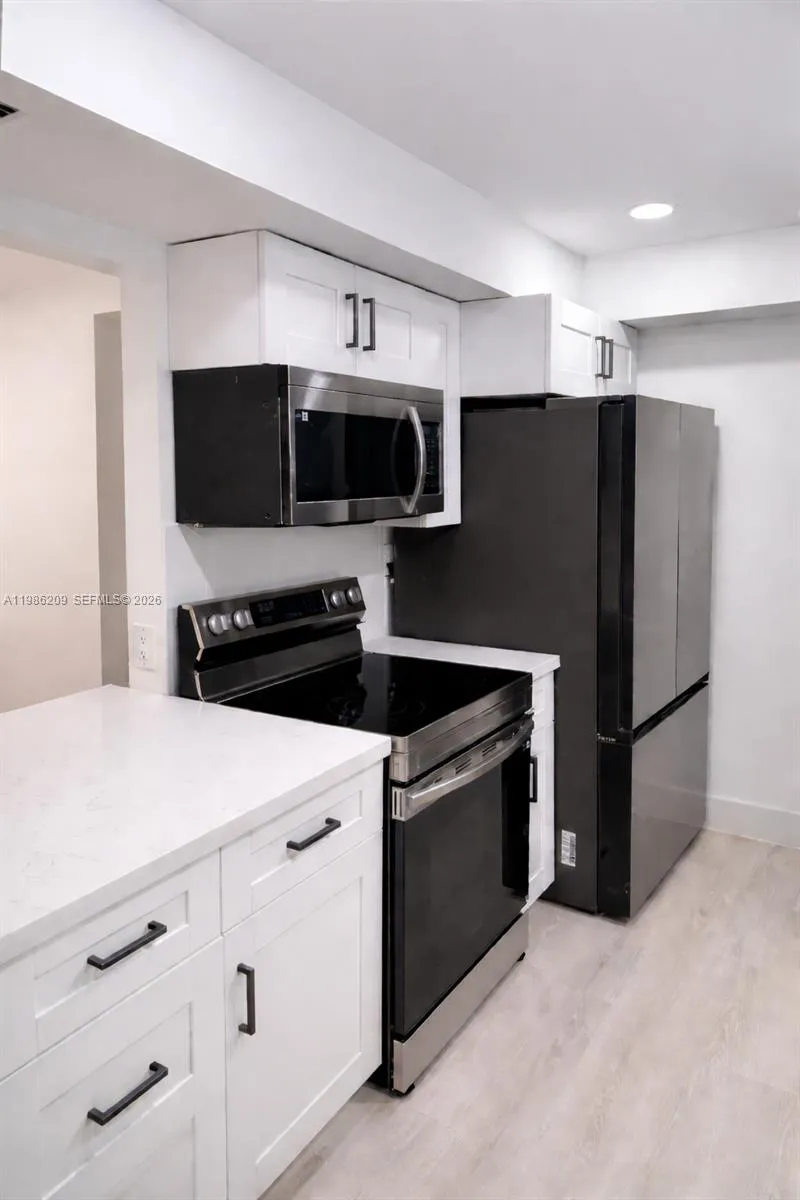 220 Lakeview Dr # 102, Weston FL 33326