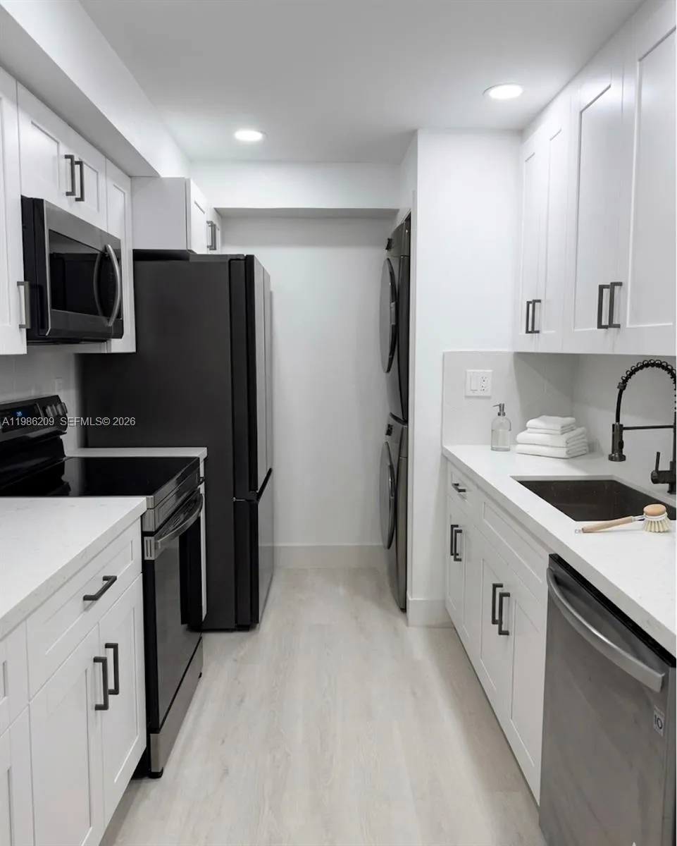 220 Lakeview Dr # 102, Weston FL 33326