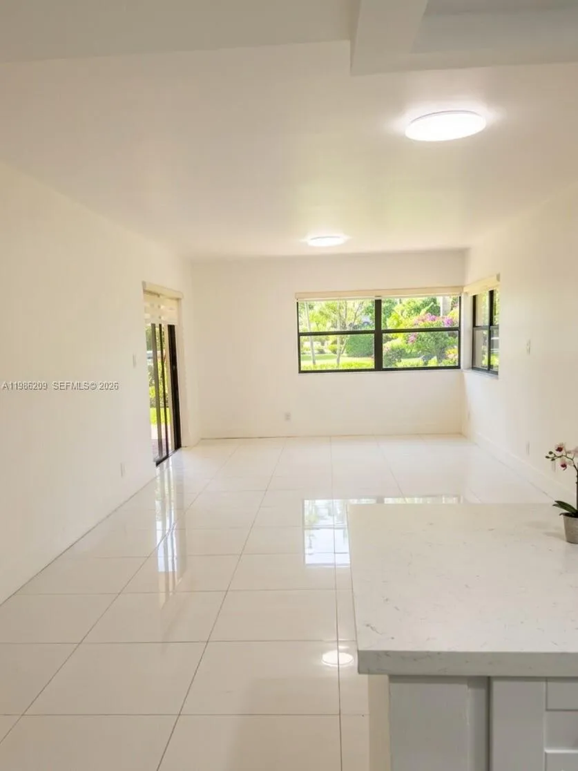 220 Lakeview Dr # 102, Weston FL 33326