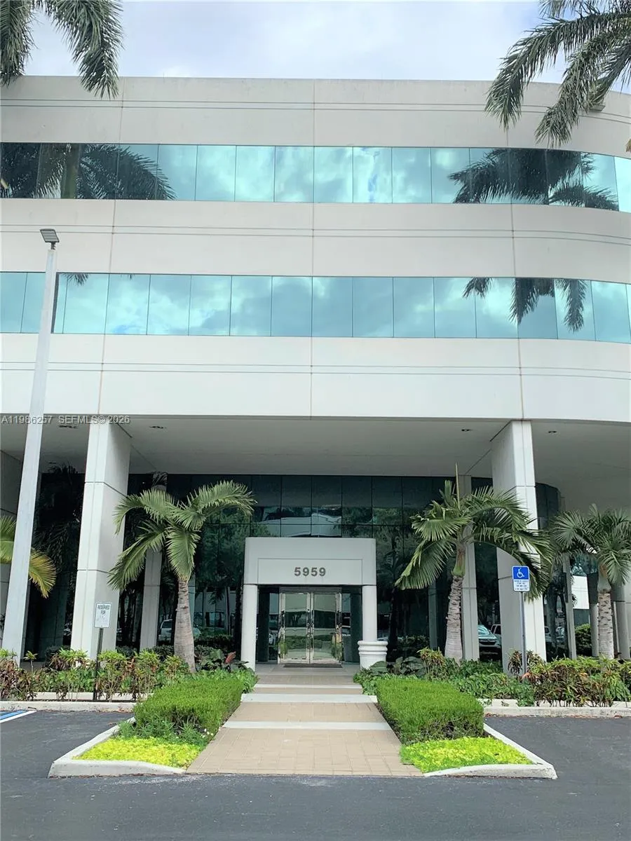 5959 Waterford District Dr # 305, Miami FL 33126