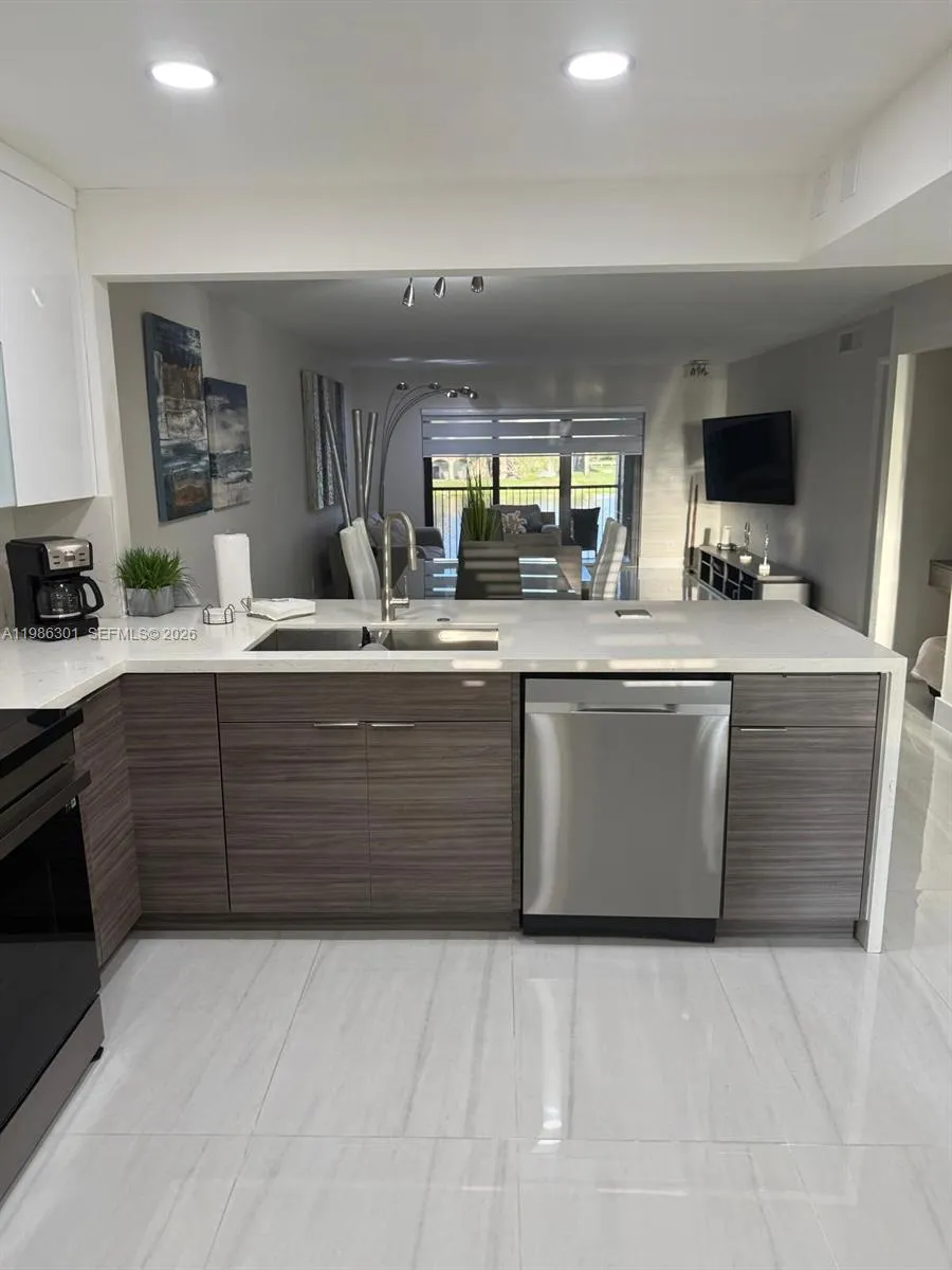 436 Lakeview Dr # 205, Weston FL 33326
