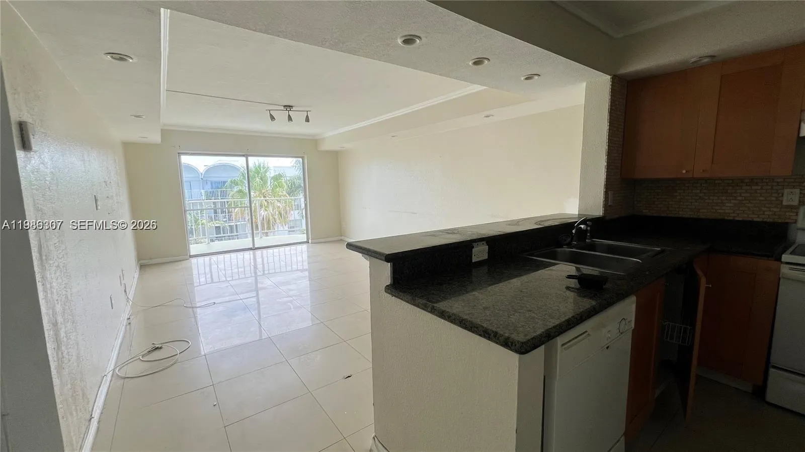 486 NW 165th St Rd # 606, Miami FL 33169