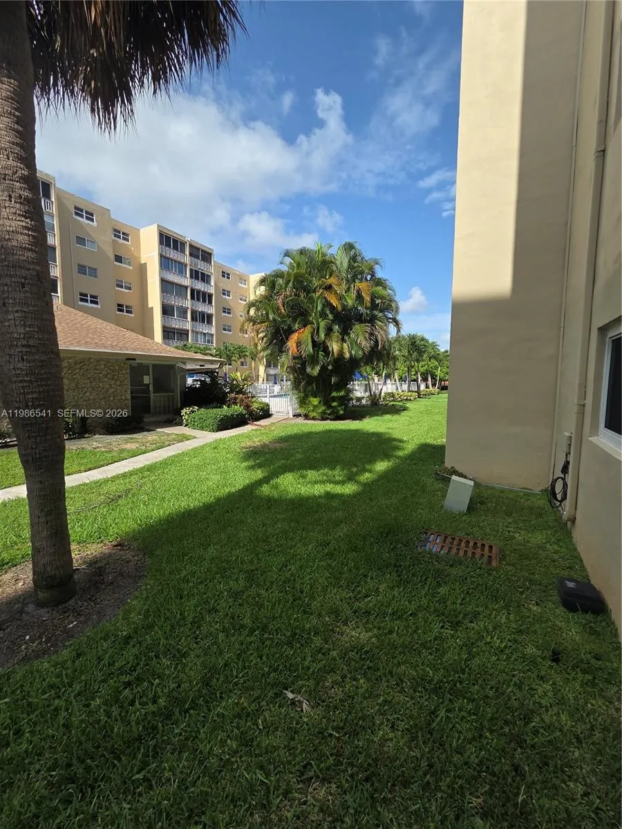 620 NE 12th Ave # 101, Hallandale Beach FL 33009