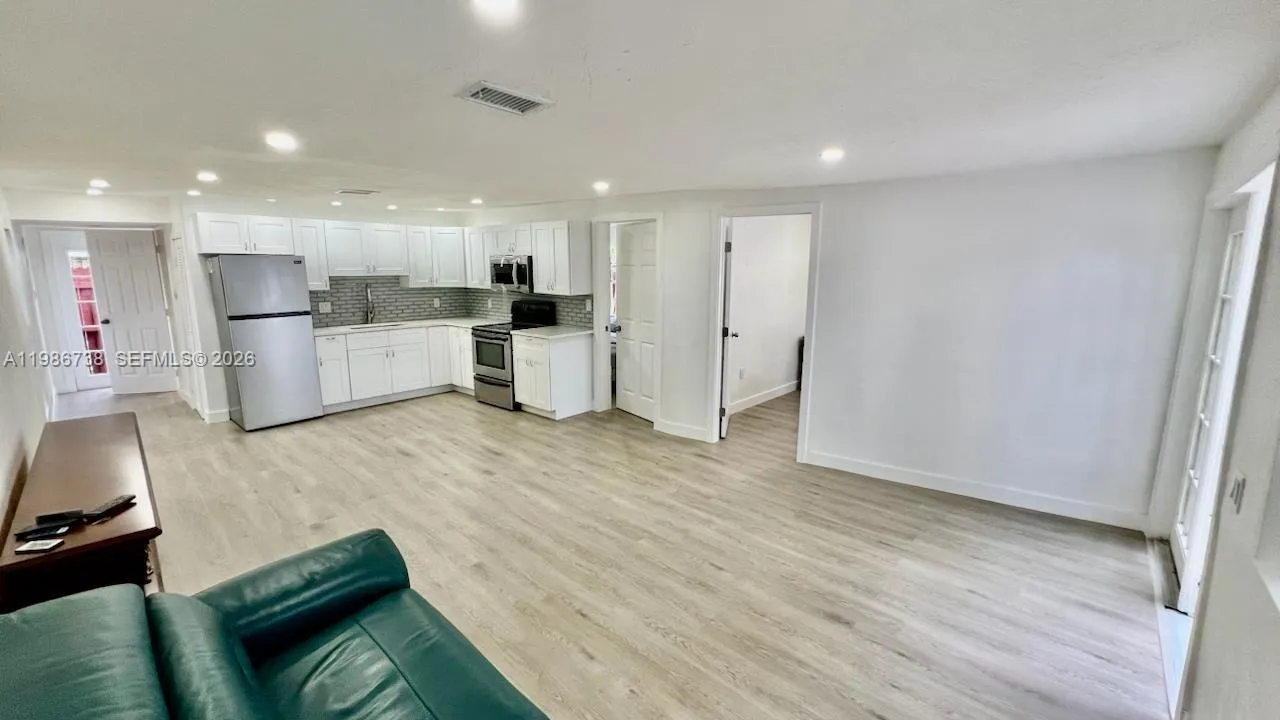 48 SW 14th St, Dania Beach FL 33004