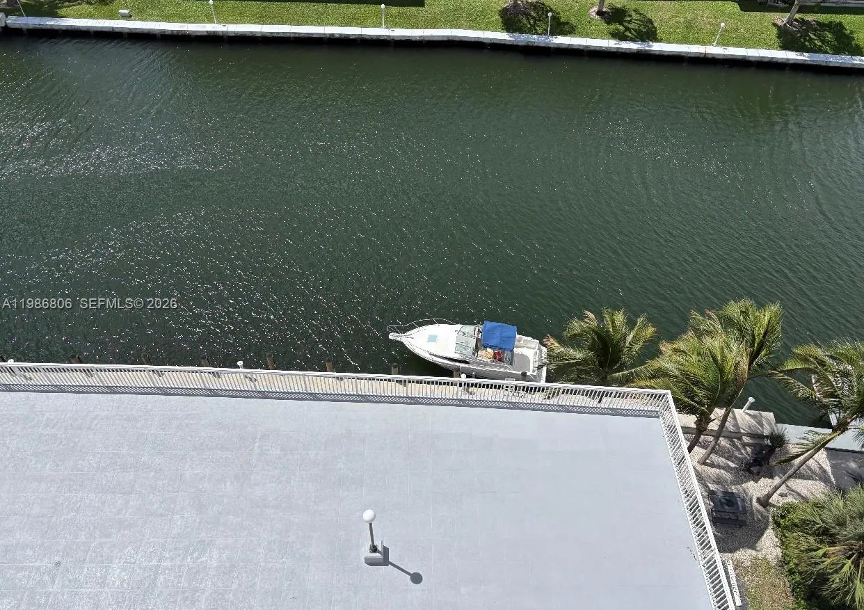 427 Golden Isles Dr # 10D, Hallandale Beach FL 33009