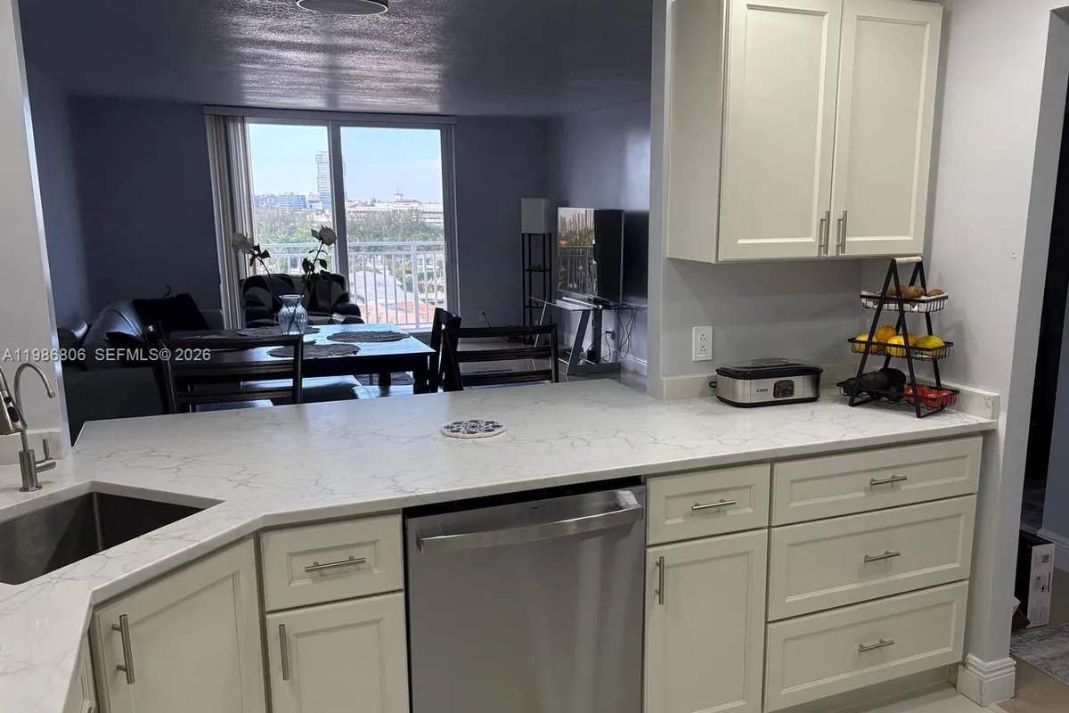 427 Golden Isles Dr # 10D, Hallandale Beach FL 33009