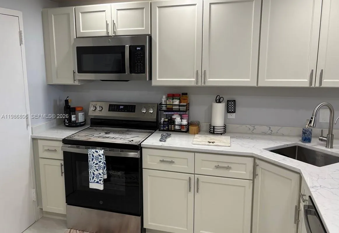 427 Golden Isles Dr # 10D, Hallandale Beach FL 33009