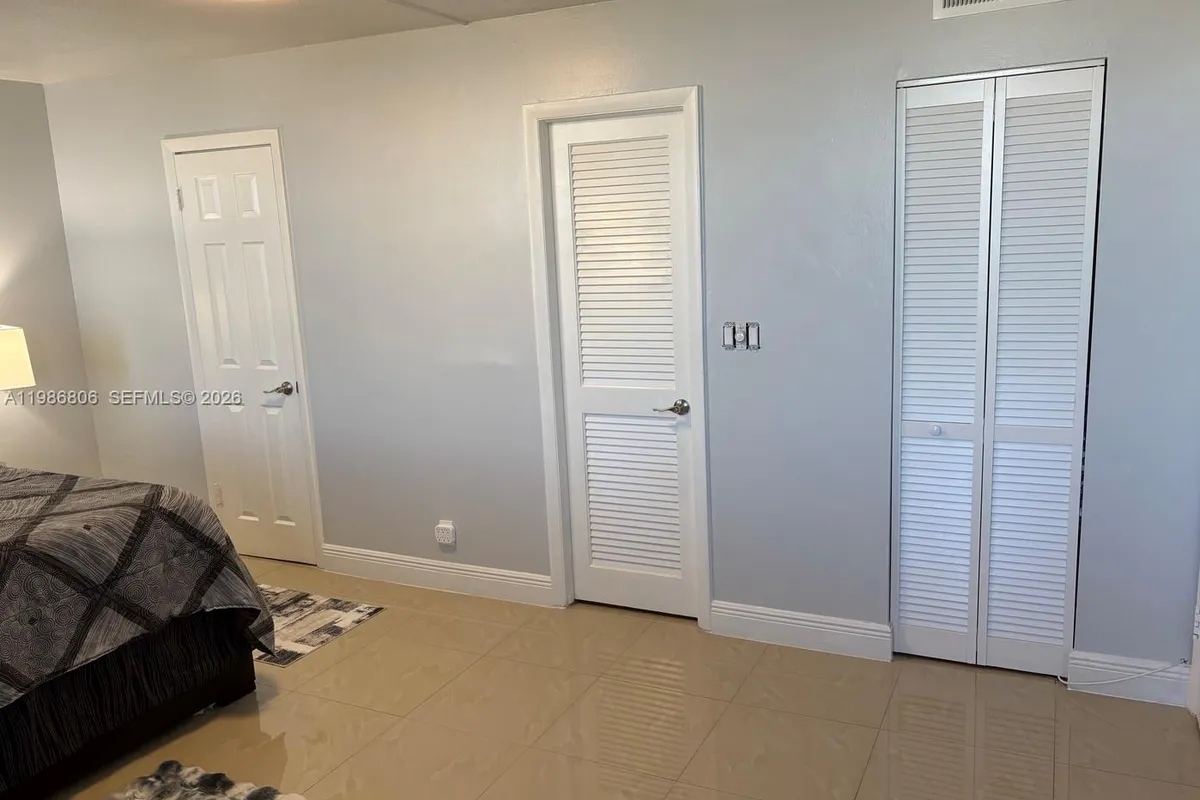 427 Golden Isles Dr # 10D, Hallandale Beach FL 33009