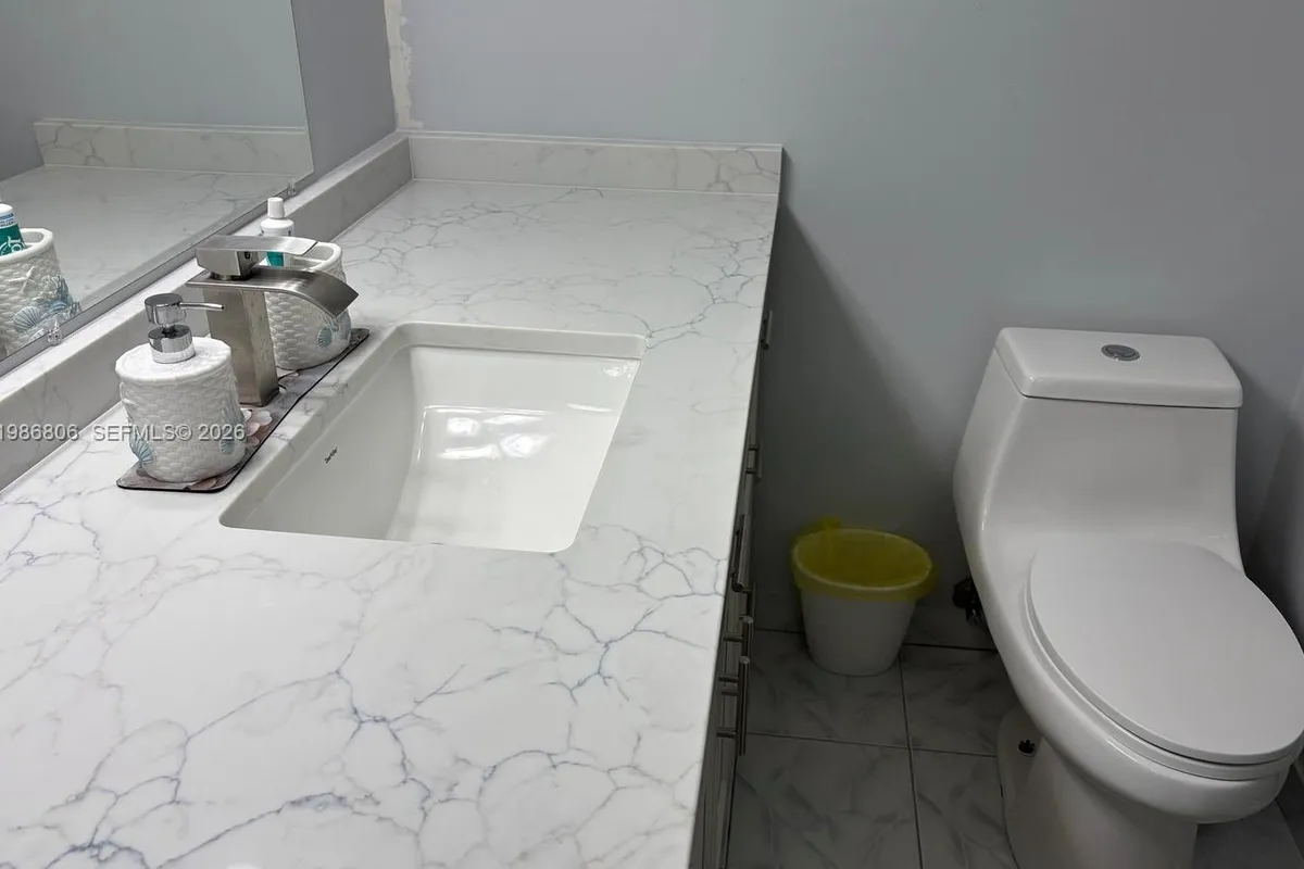 427 Golden Isles Dr # 10D, Hallandale Beach FL 33009