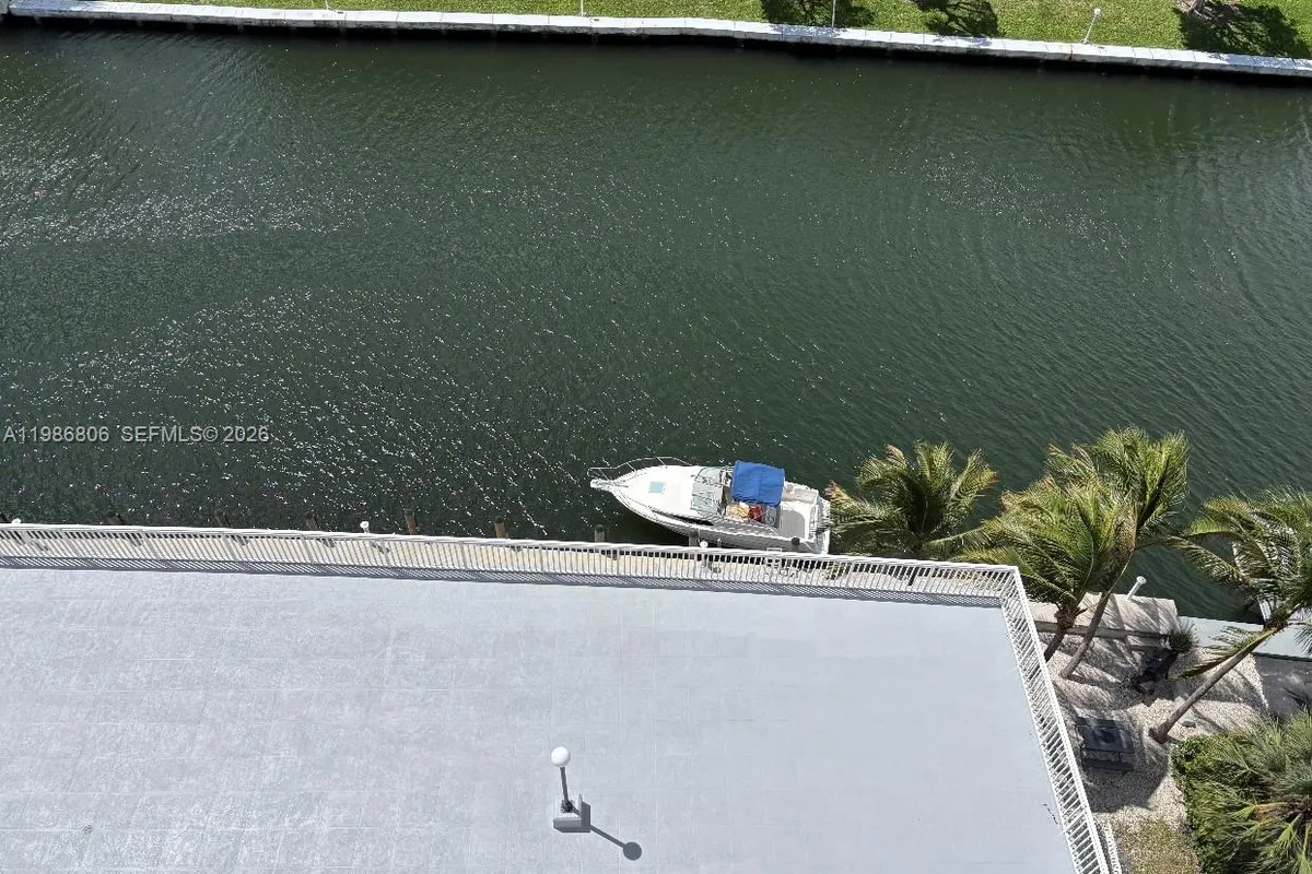 427 Golden Isles Dr # 10D, Hallandale Beach FL 33009