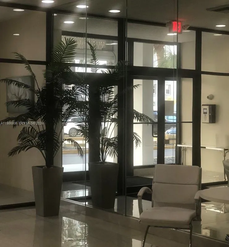 427 Golden Isles Dr # 10D, Hallandale Beach FL 33009