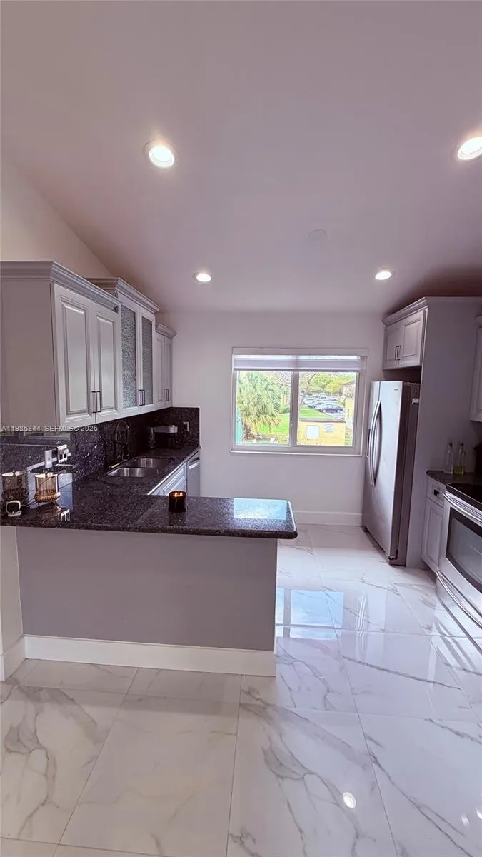 8033 Lake Dr # 203, Doral FL 33166