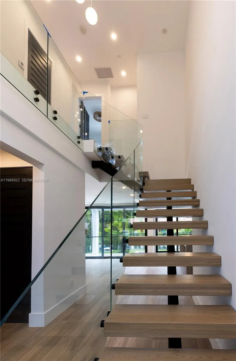 555 Catalonia Ave, Coral Gables FL 33134