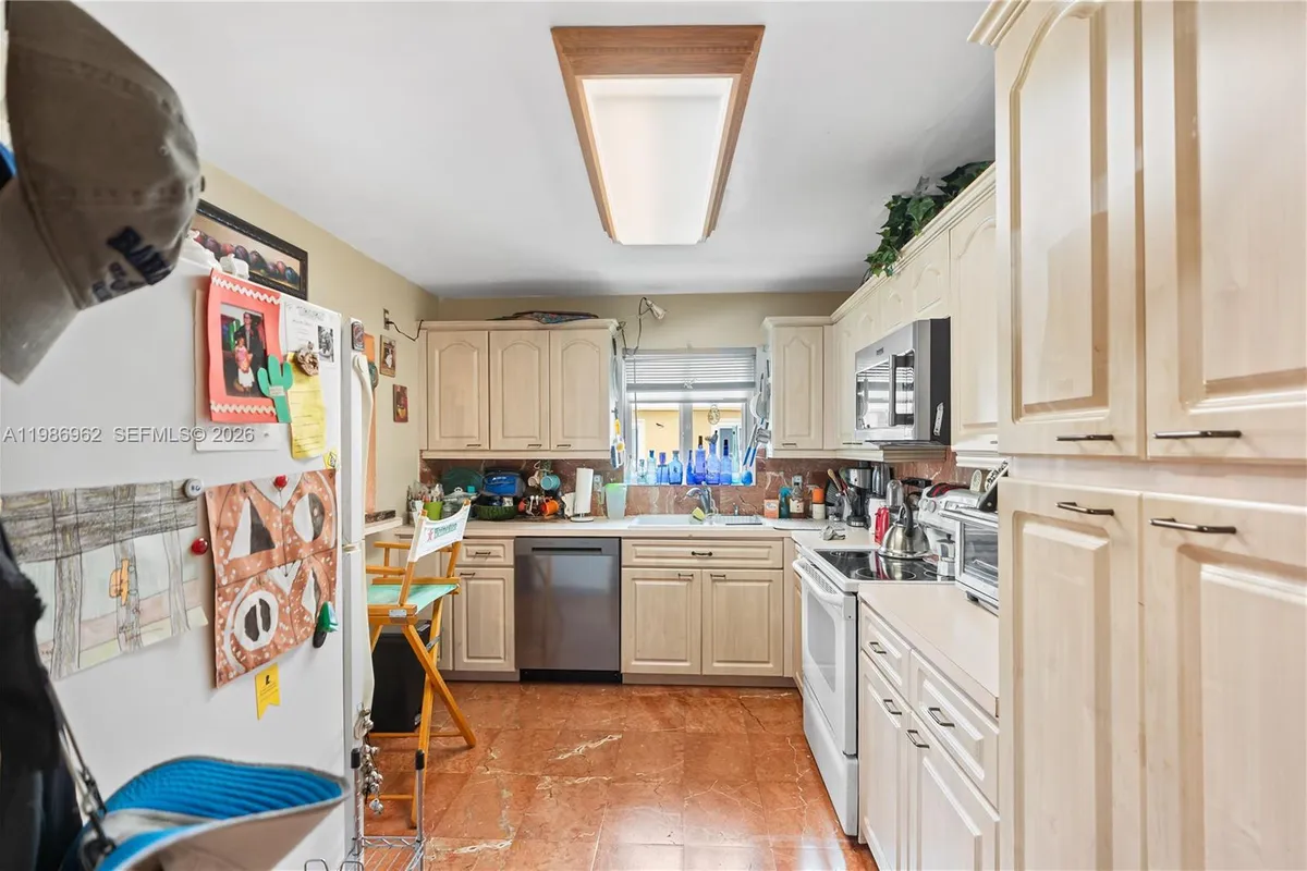 720 NW 4th St, Hallandale Beach FL 33009