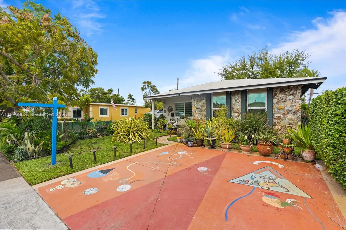 720 NW 4th St, Hallandale Beach FL 33009