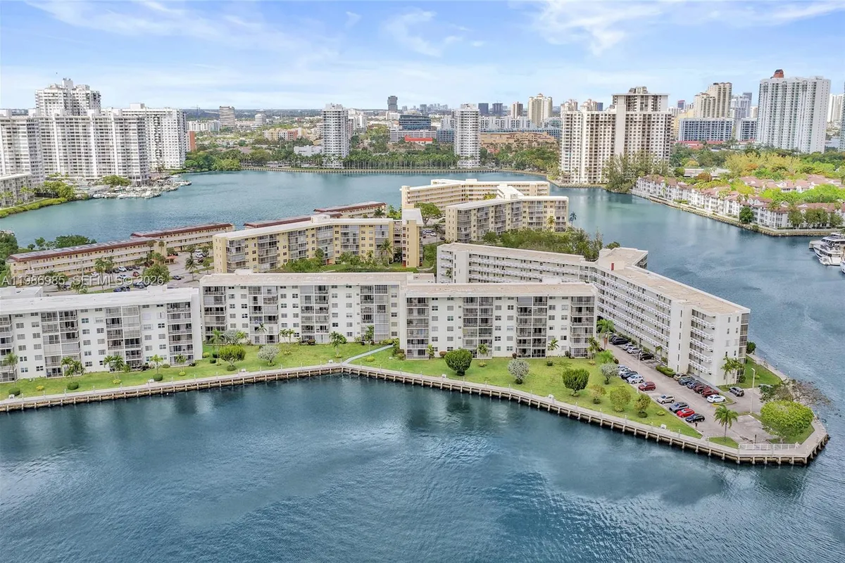 3020 Marcos Dr # S106, Aventura FL 33160