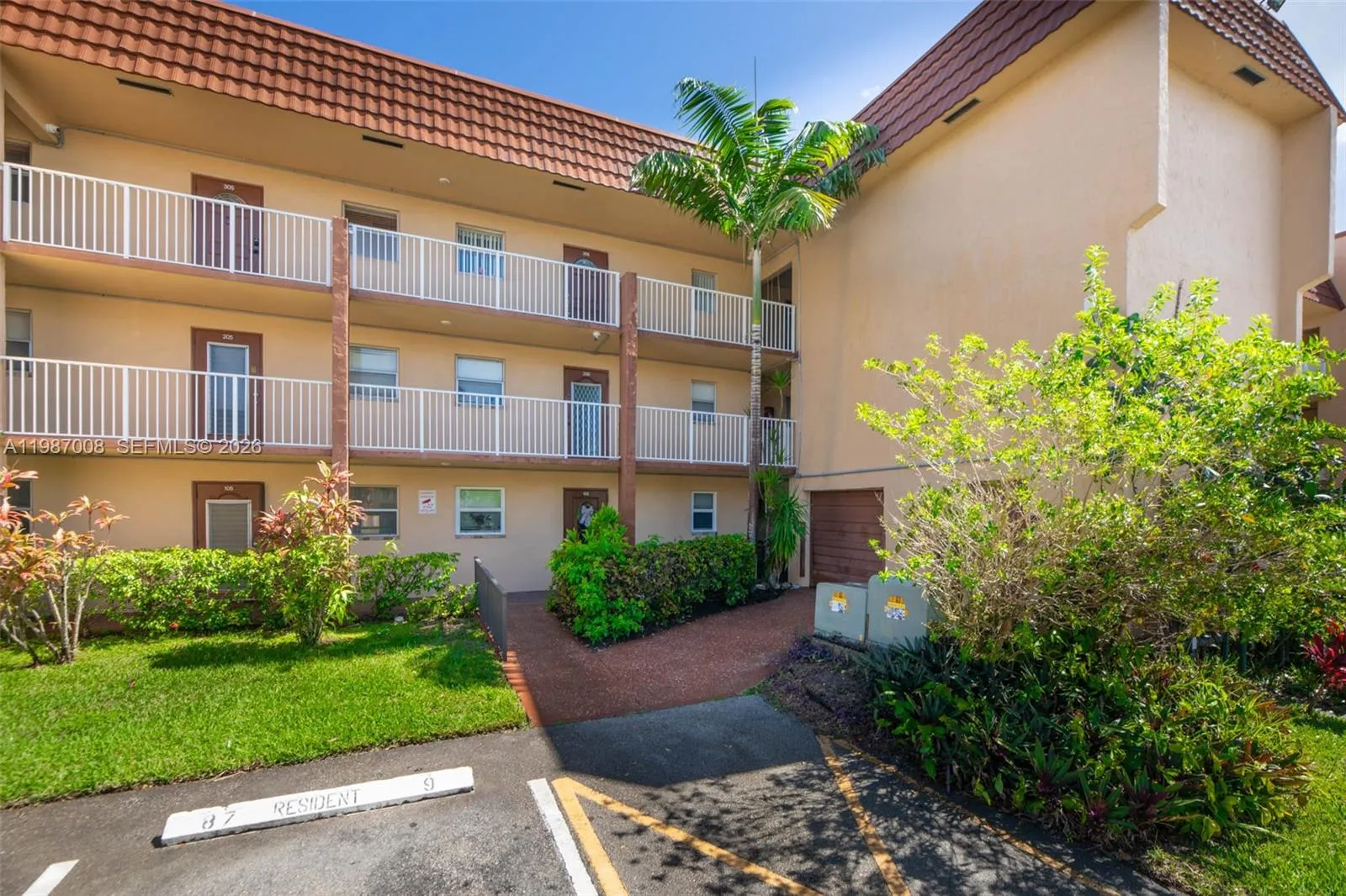 8951 Sunrise Lakes Blvd # 105, Sunrise FL 33322