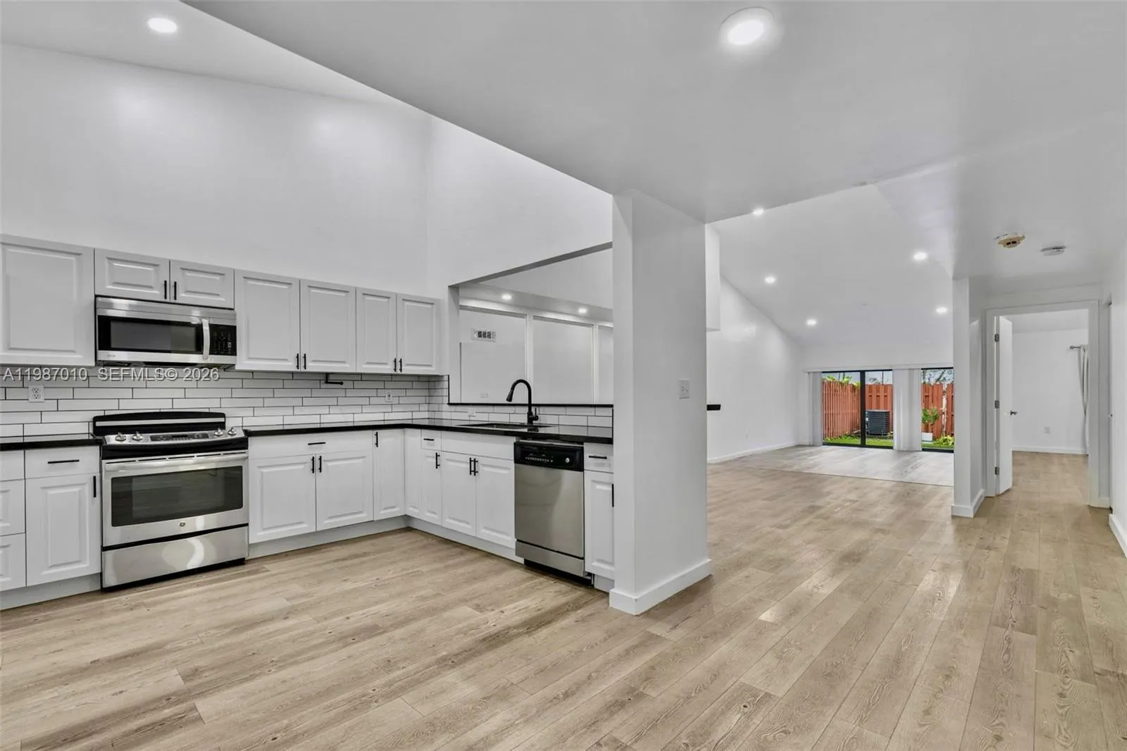 518 NE 199th Ln # 3R, Miami FL 33179