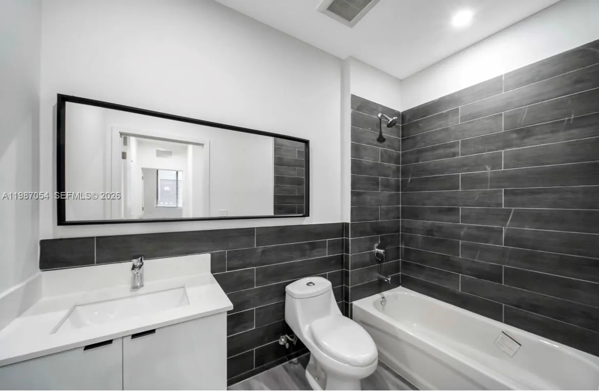 853 E 24th St # 304, Hialeah FL 33013