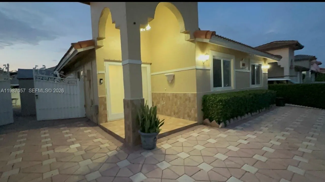 8807 NW 109th Ter, Hialeah Gardens FL 33018