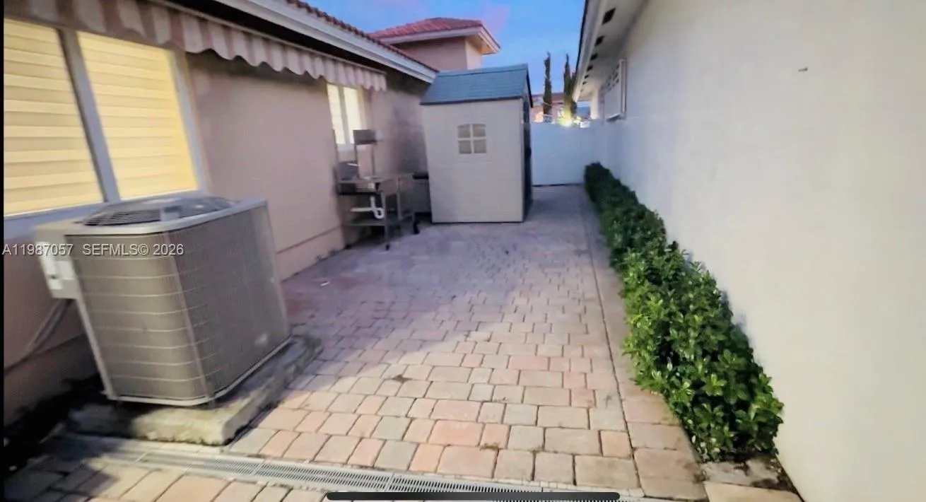 8807 NW 109th Ter, Hialeah Gardens FL 33018