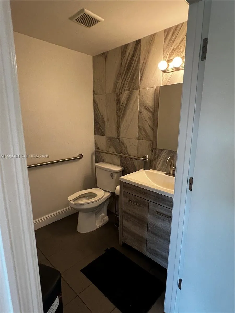 8221 NW 30th Ter, Doral FL 33198