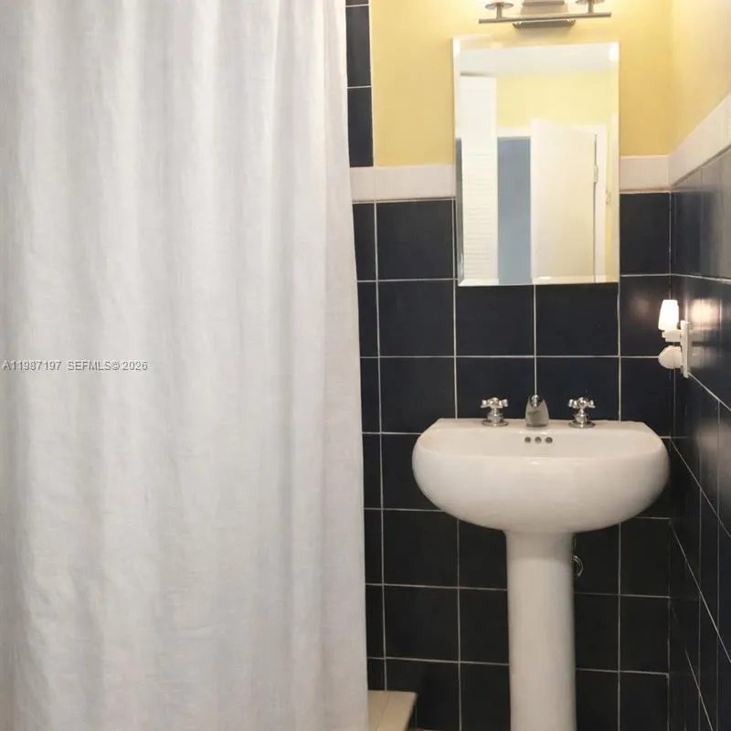 3151 Freeman St, Miami FL 33133