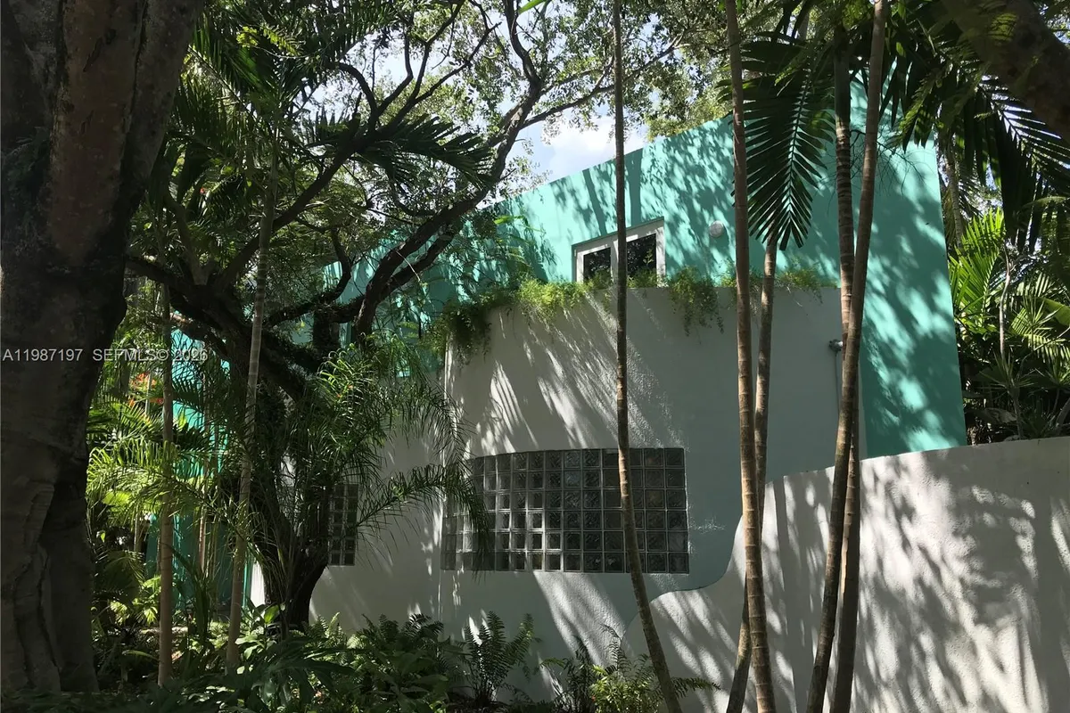 3151 Freeman St, Miami FL 33133