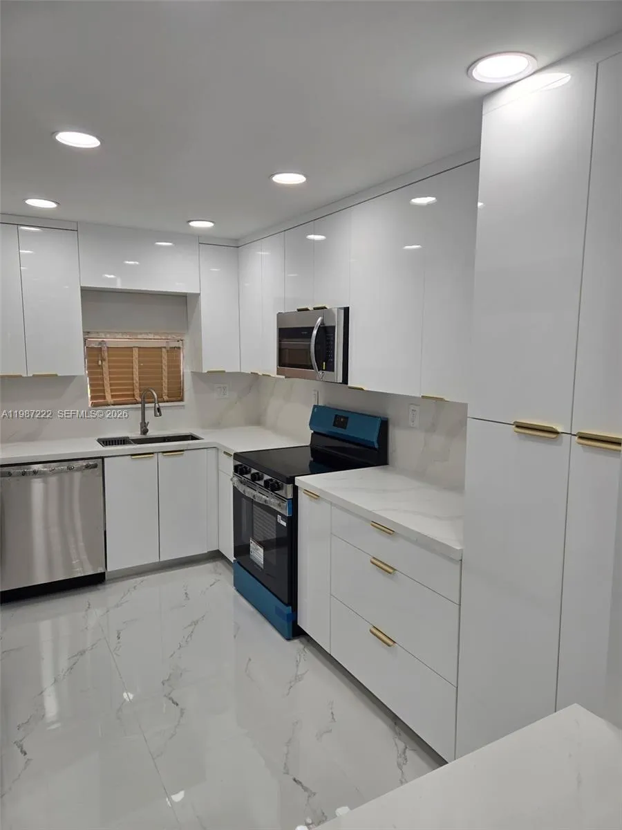 2 bedroom 2 bath for sale at 700 S Hollybrook Dr # 207, Pembroke Pines FL 33025