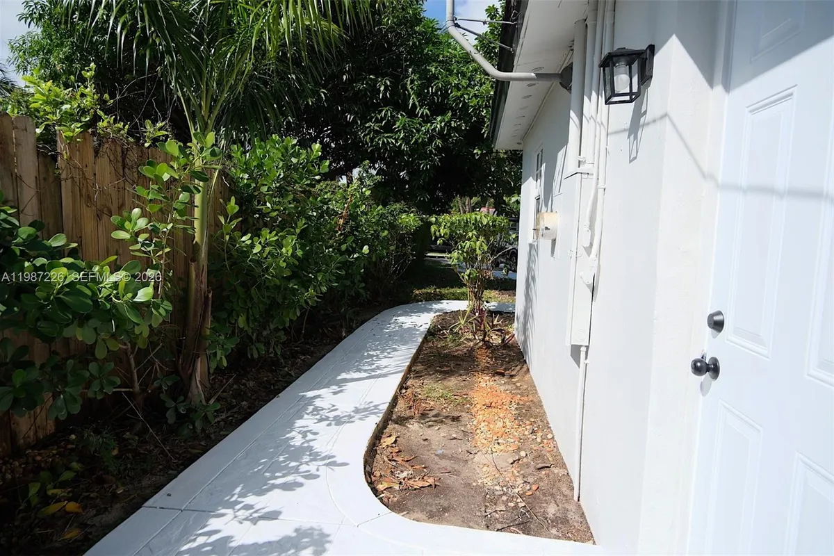 1084 SW 4th Ave, Pompano Beach FL 33060