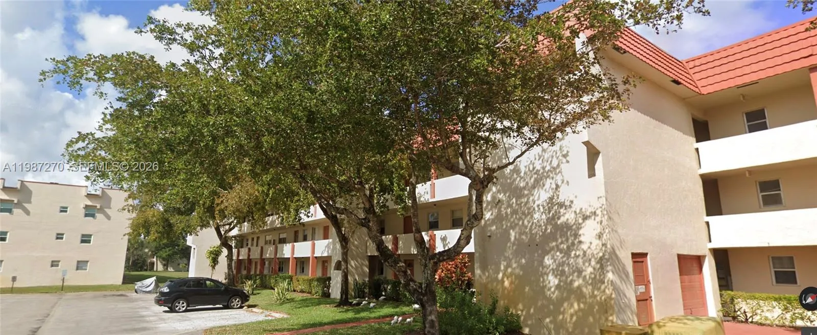 1 bedroom 1 bath for sale at 8051 N Sunrise Lakes Dr # 307, Sunrise FL 33322