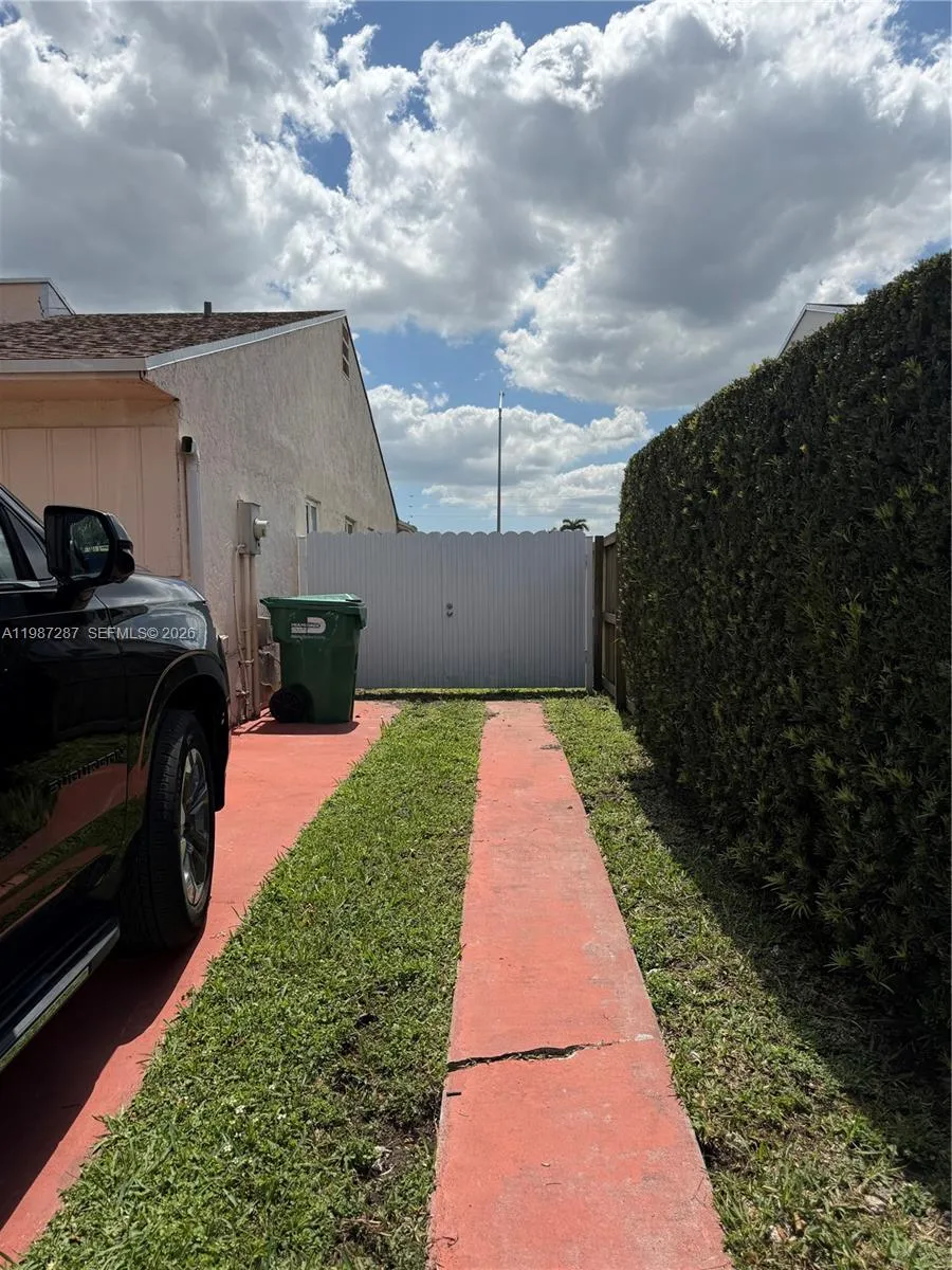 9612 Grand Canal Dr, Miami FL 33174