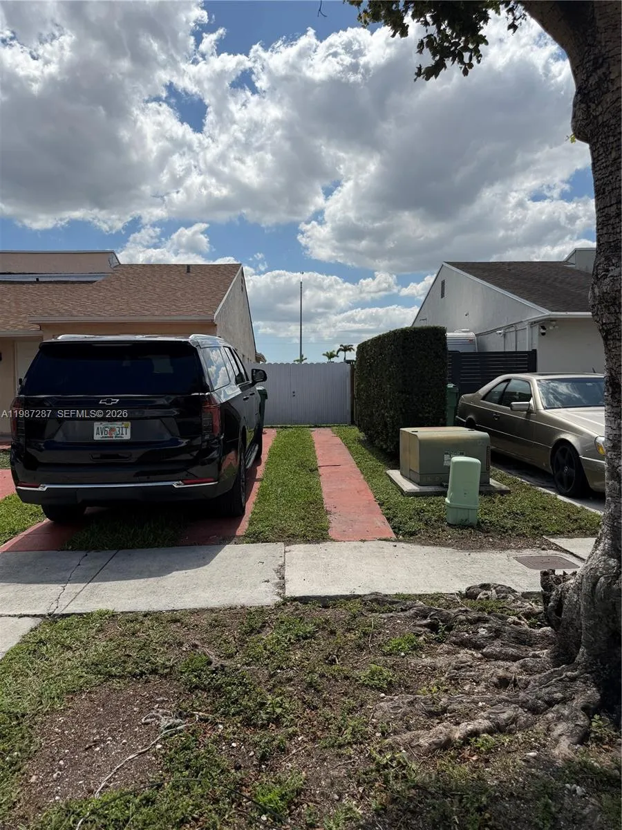 9612 Grand Canal Dr, Miami FL 33174