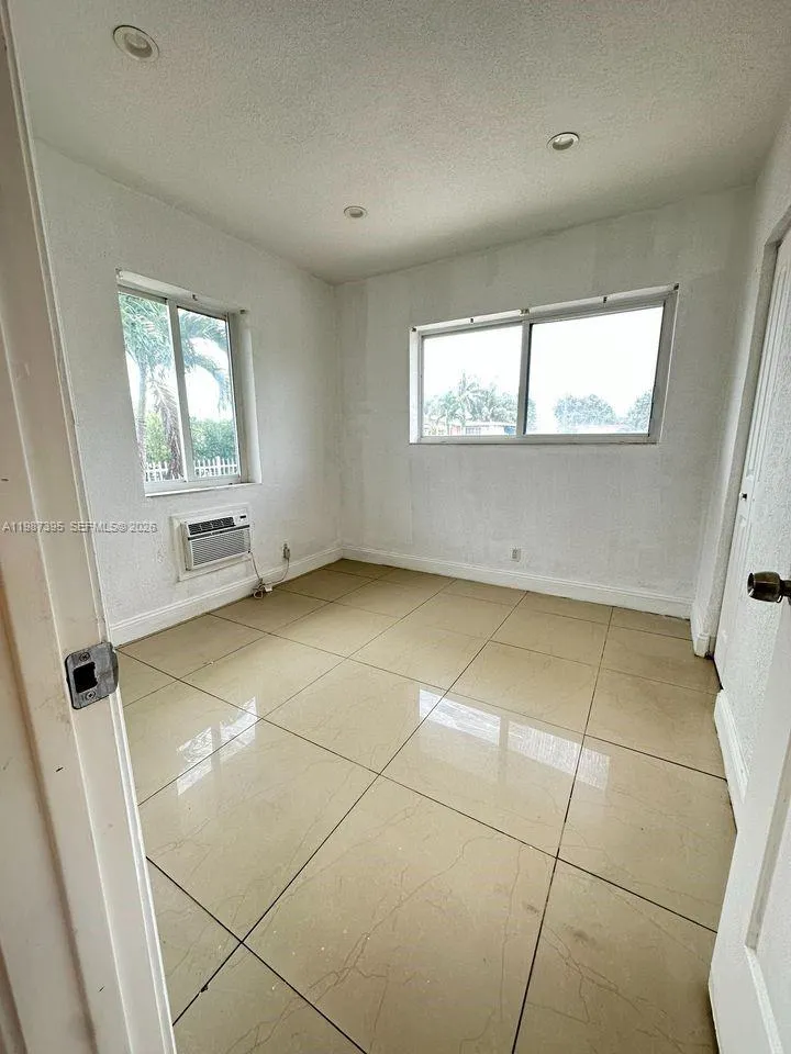 6220 Dawson St, Hollywood FL 33023