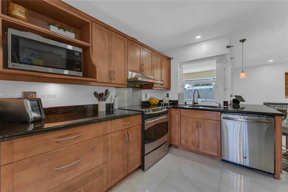 6924 NW 8th Ct, Margate FL 33063