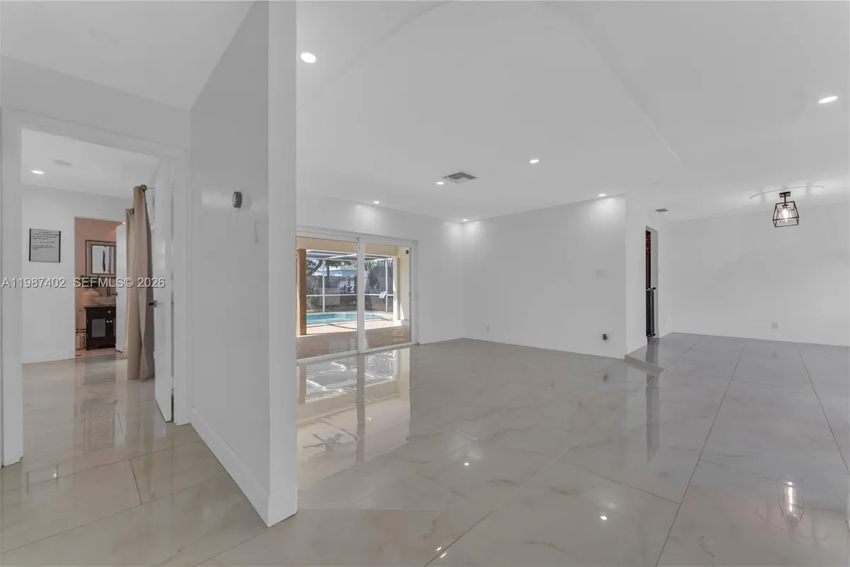 6924 NW 8th Ct, Margate FL 33063