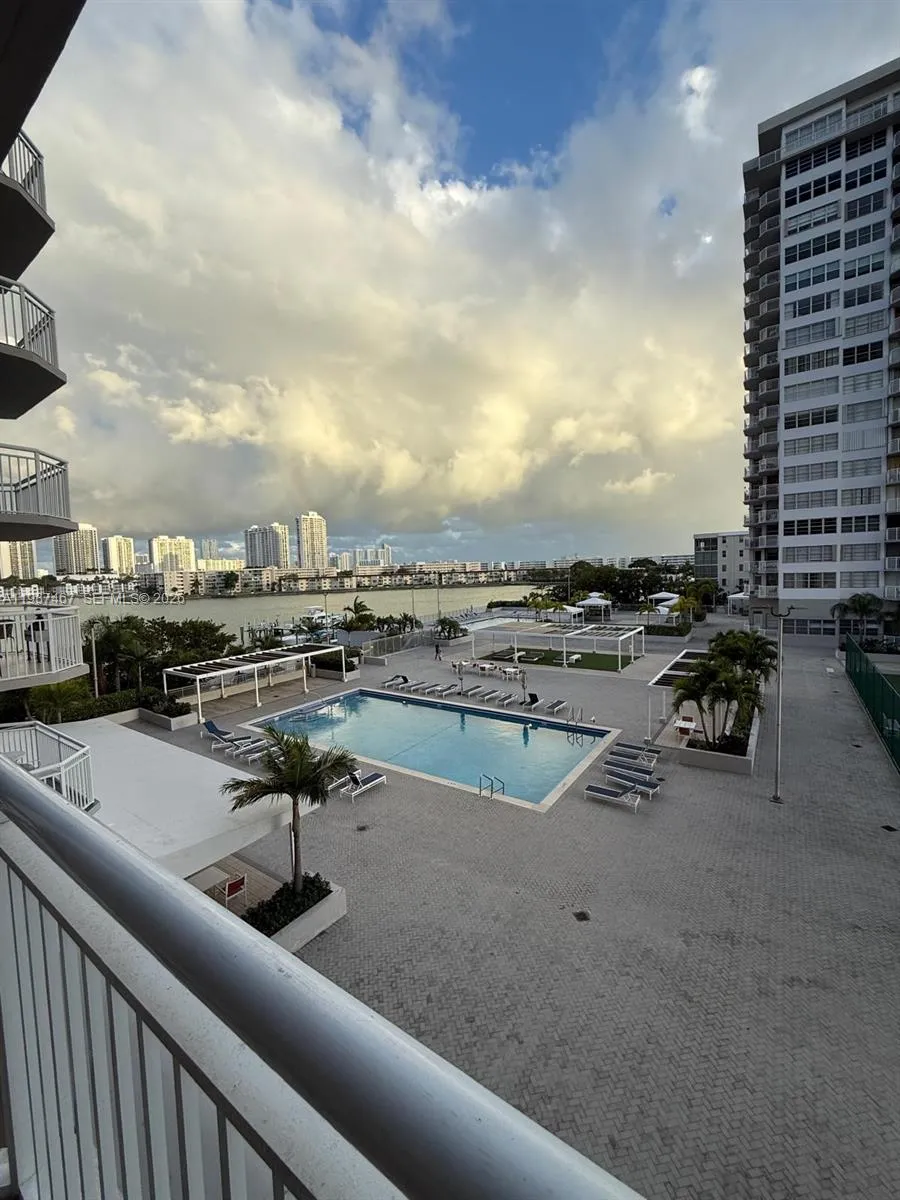 18061 Biscayne Blvd # 404, Aventura FL 33160