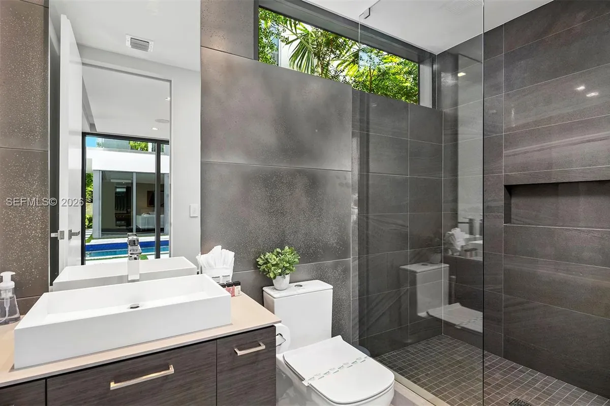 440 Mola Ave, Fort Lauderdale FL 33301