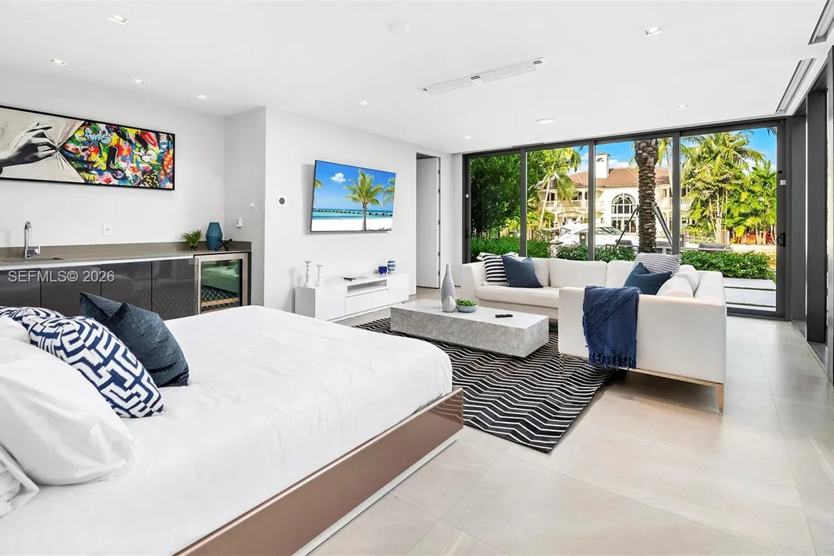 440 Mola Ave, Fort Lauderdale FL 33301