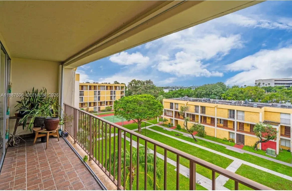 9240 Fontainebleau Blvd # 506, Miami FL 33172