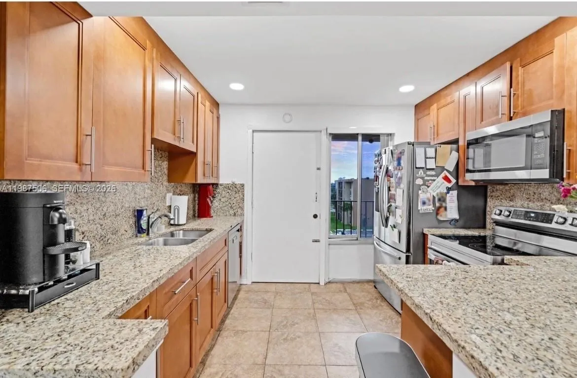 9240 Fontainebleau Blvd # 506, Miami FL 33172