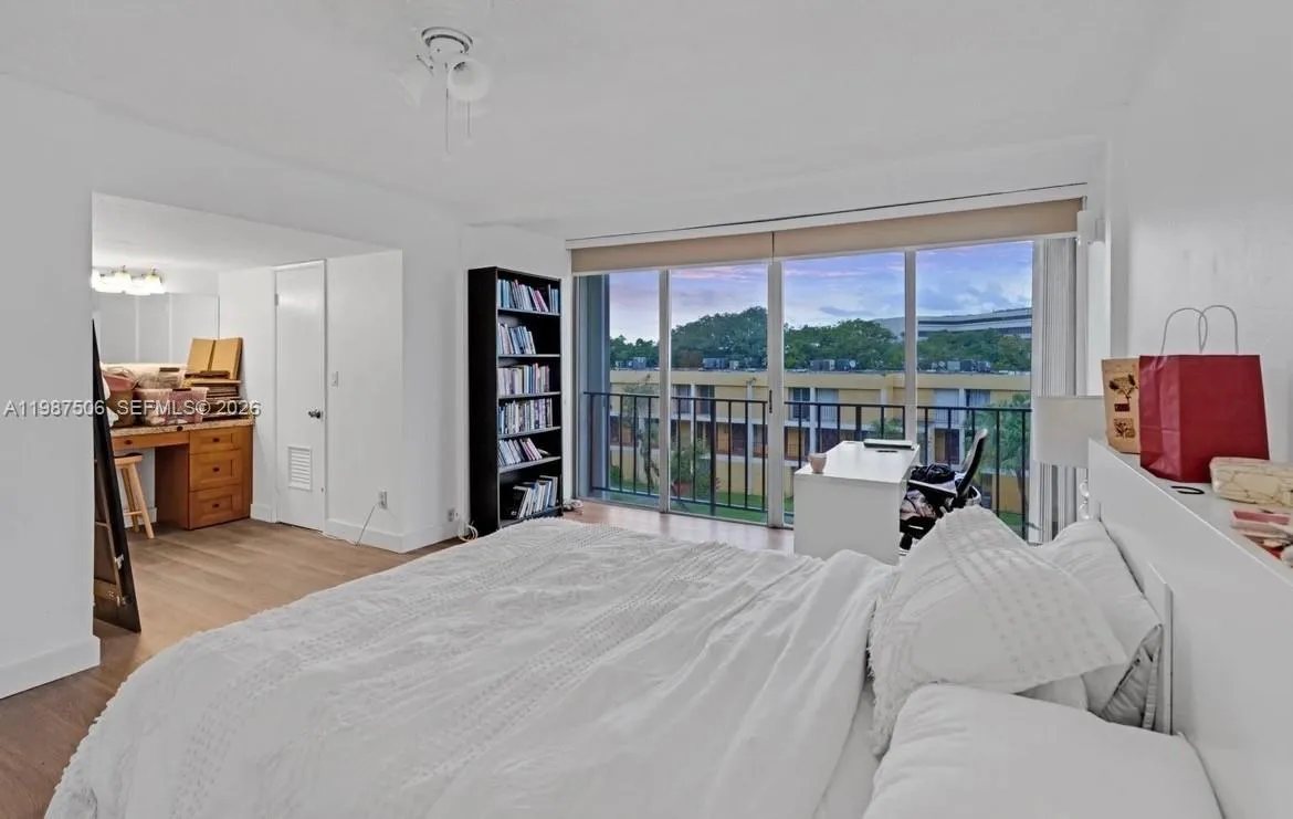 9240 Fontainebleau Blvd # 506, Miami FL 33172