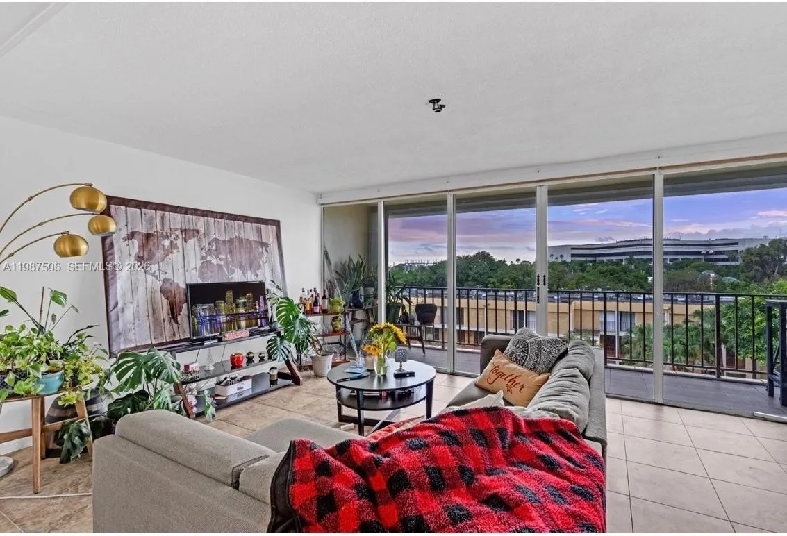 9240 Fontainebleau Blvd # 506, Miami FL 33172