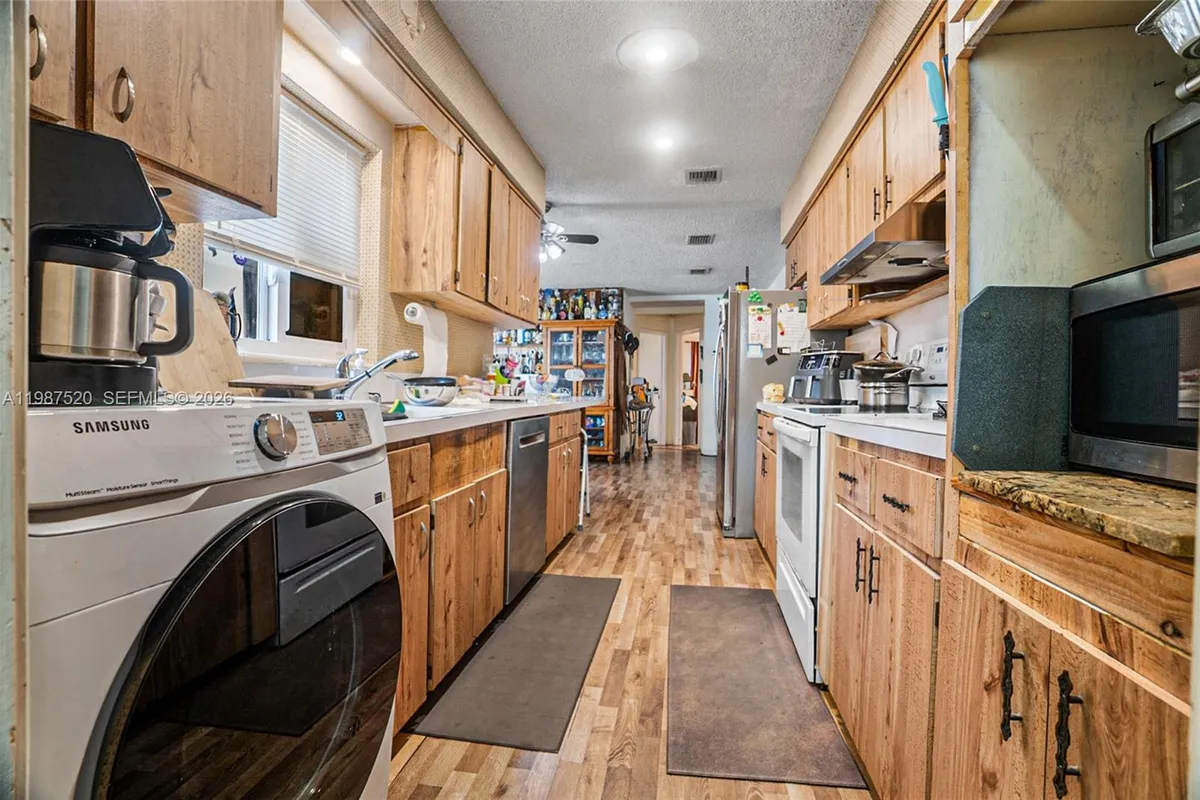 1761 NE 37th St, Oakland Park FL 33334